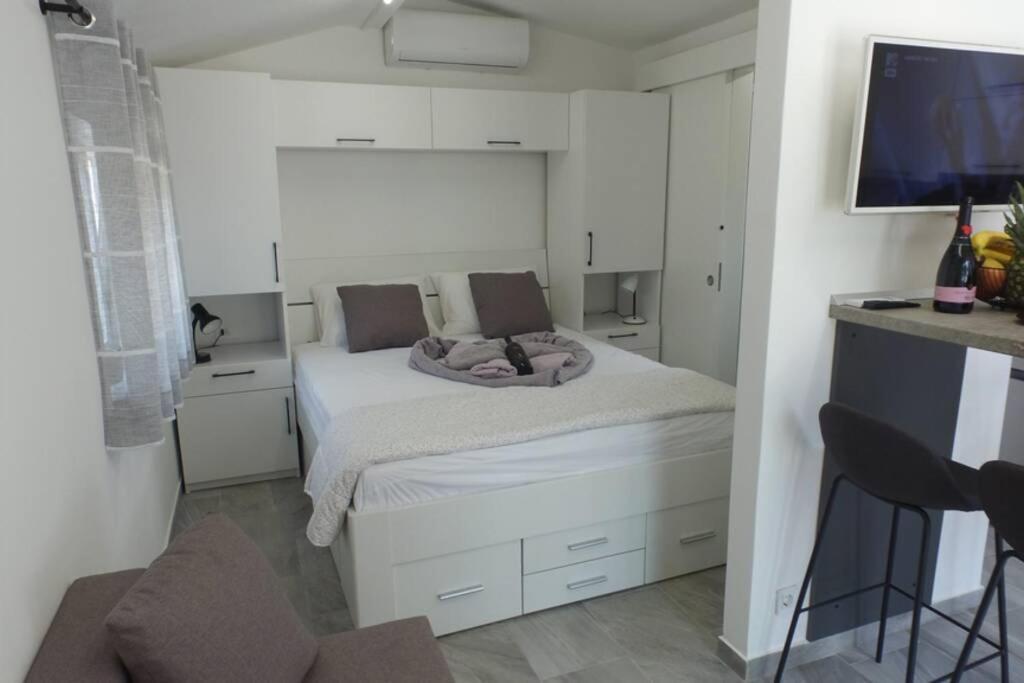 Apartment In Park Forest Soline Near The Sea Pjescana Uvala Luaran gambar